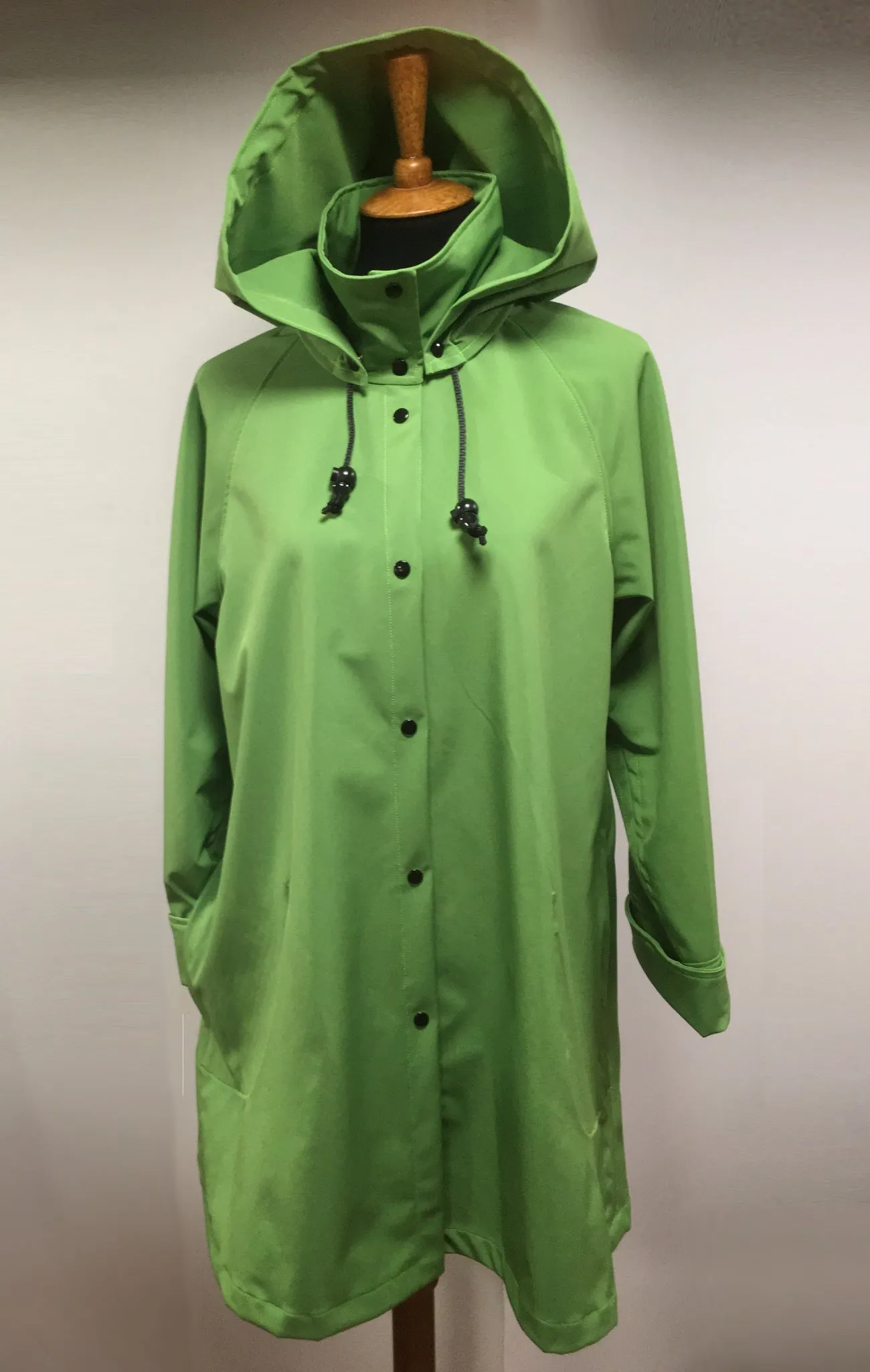 *Women's Green Apple Mesh Lined Snap Raincoat (SM0919J)